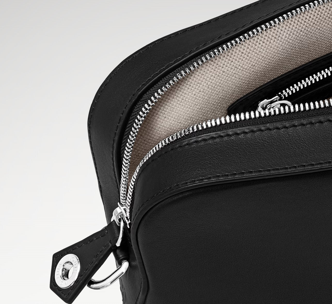 《大人っぽく上品なデザイン》LV ドキュメント ボヤージュ PM M21340