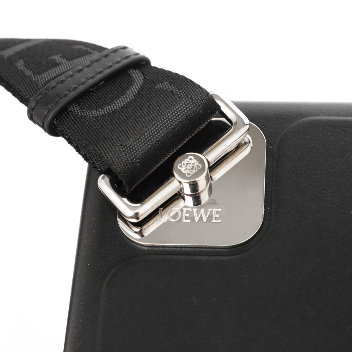 LOEWE クロスボディバッグ b987w42x07