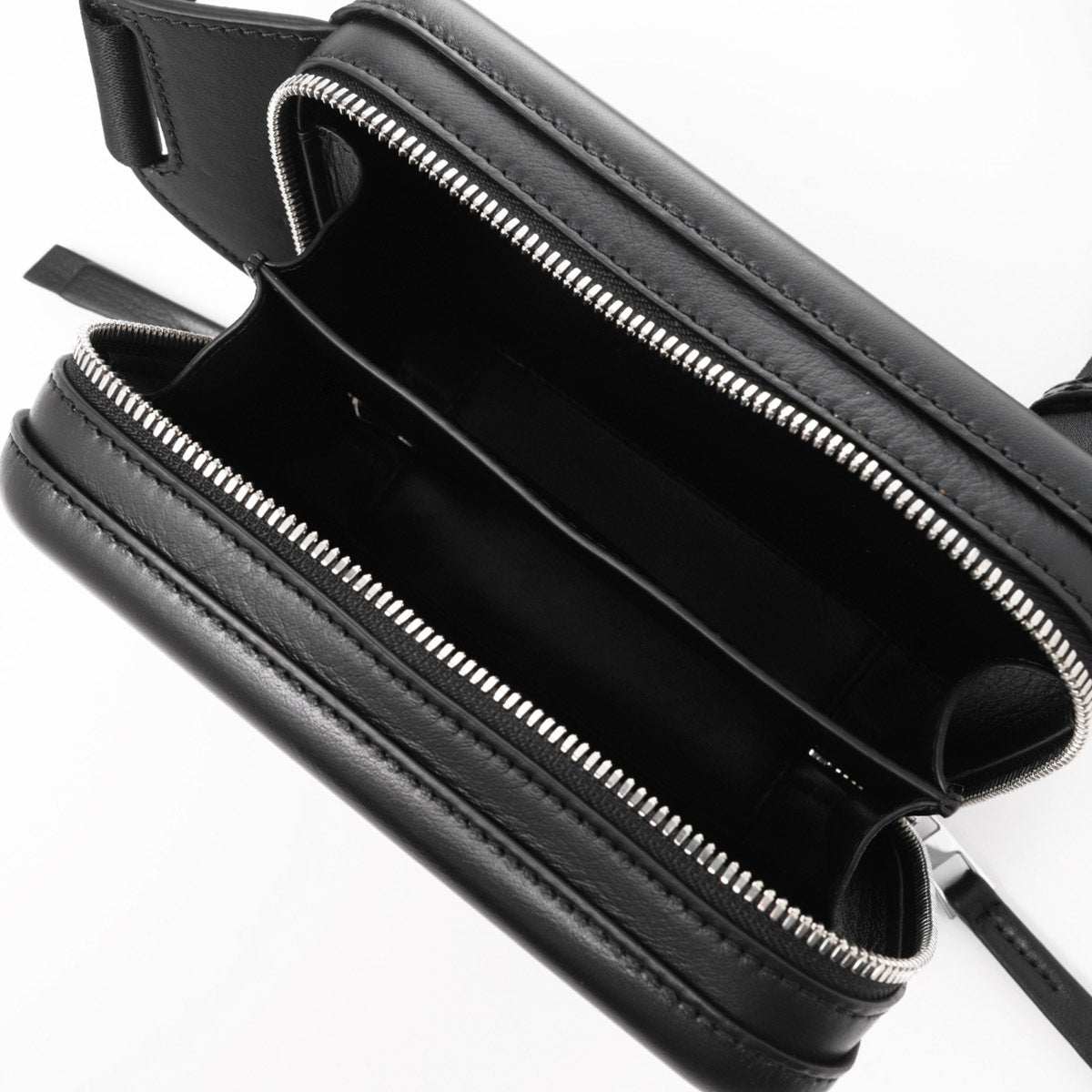 LOEWE クロスボディバッグ b987w42x07
