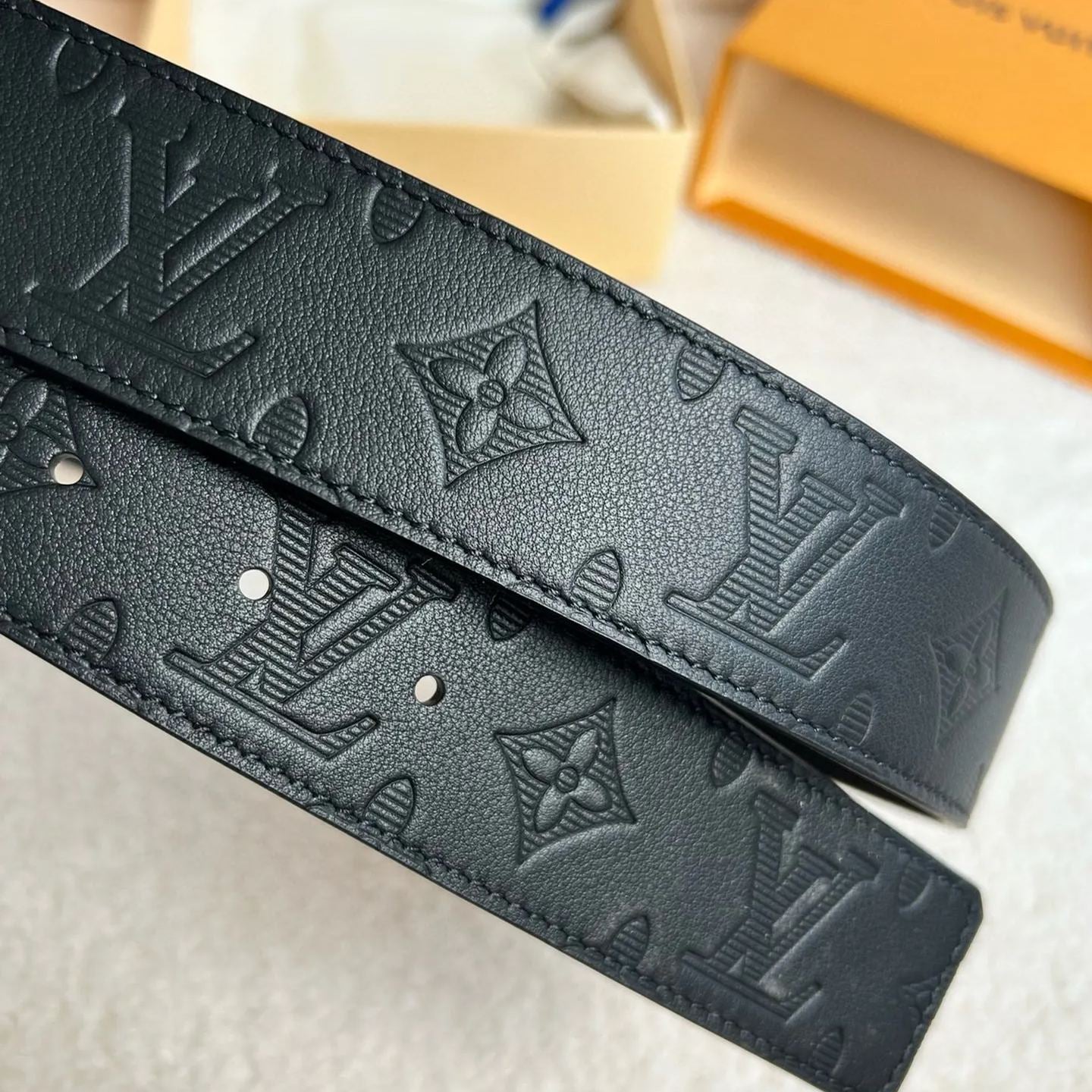 Louis Vuitton 両面カーフスキンの新しい型押しデザイン