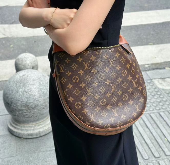 【エレガントな半月型】Louis Vuitton ループ・ホーボー M46311