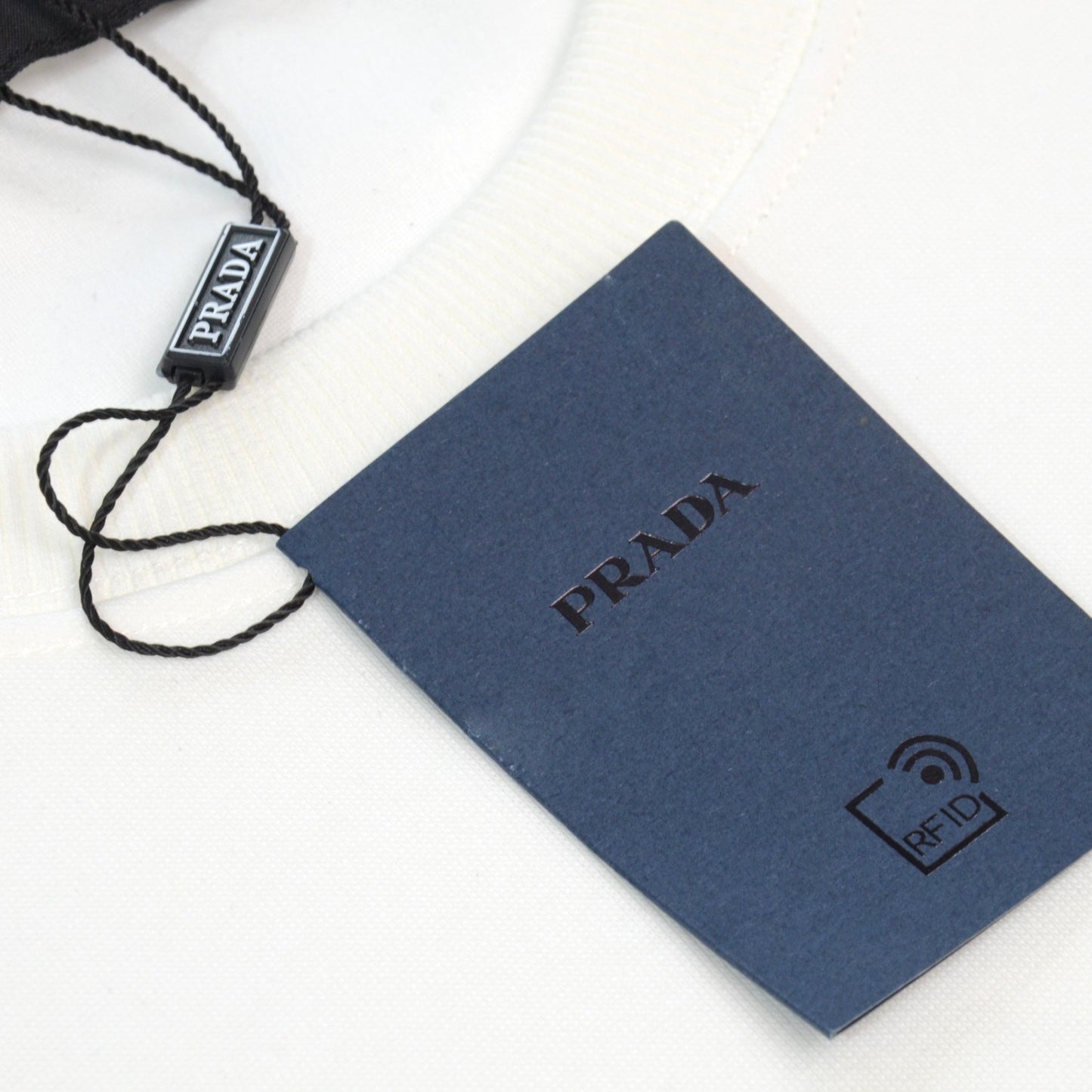 【 PRADA 旗艦店】ご好評に付き再入荷!!