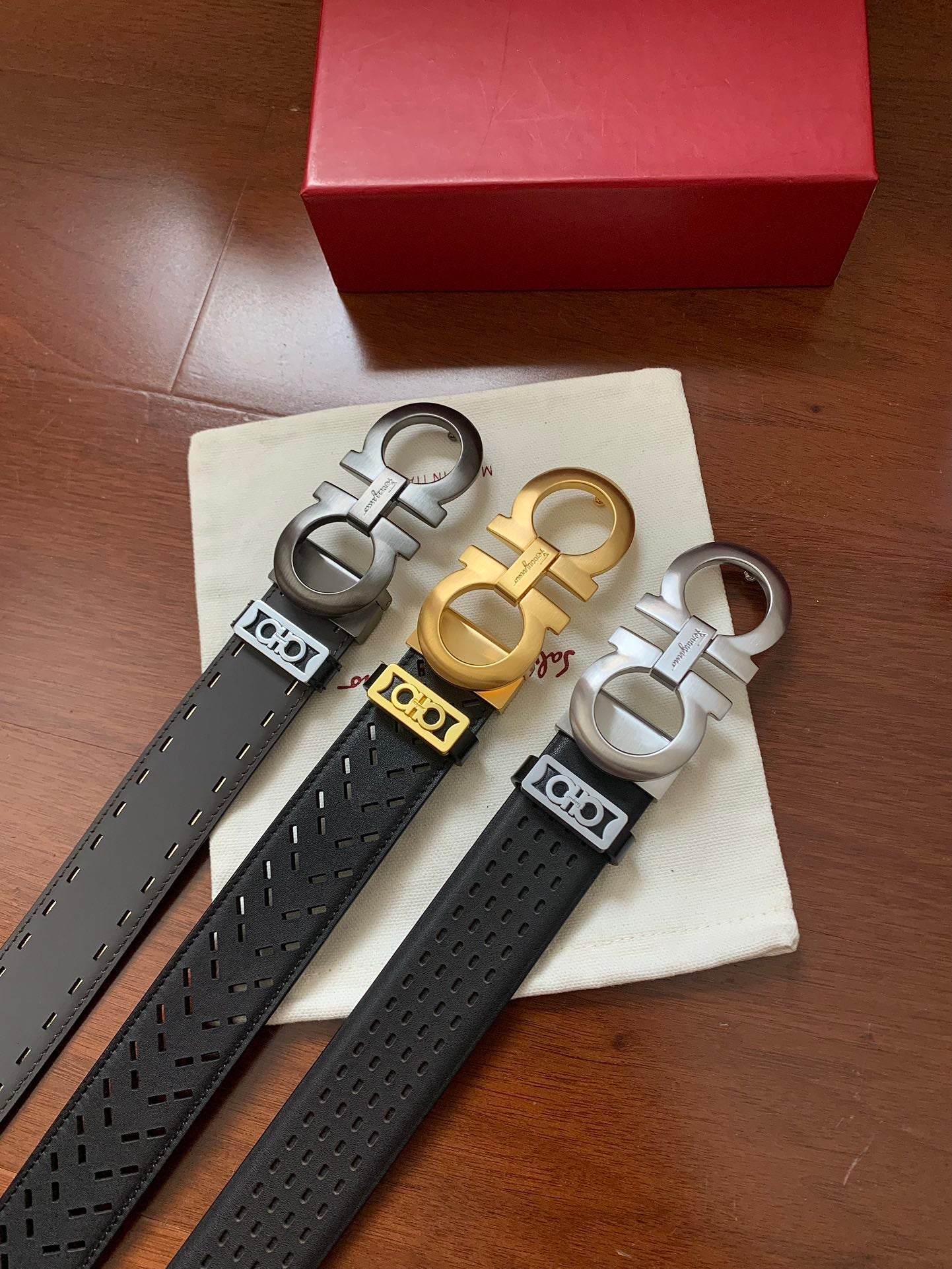 Ferragamo★長さ調節可能な中空パターンデザイン