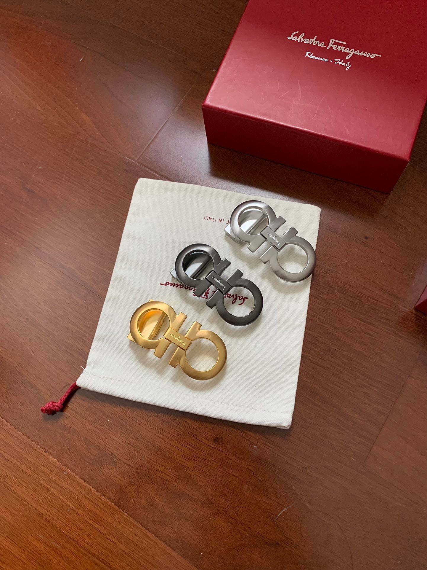 Ferragamo★長さ調節可能な中空パターンデザイン