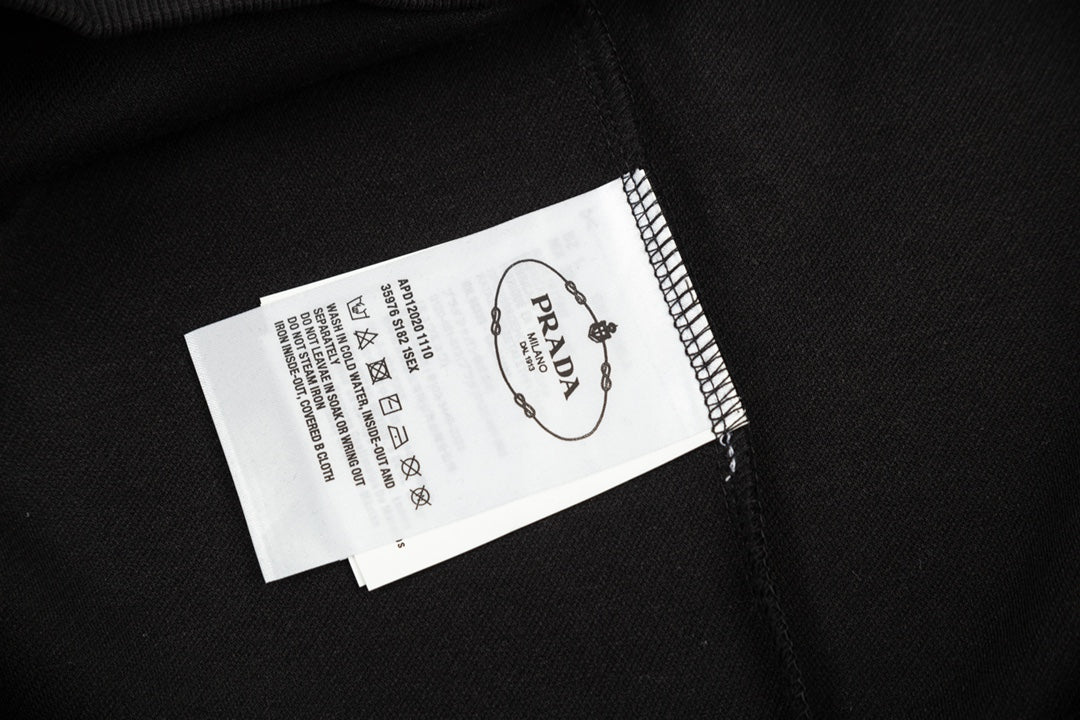 【PRADA公式旗艦店】シンプルで汎用性の高いラウンドネック長袖スウェットシャツ