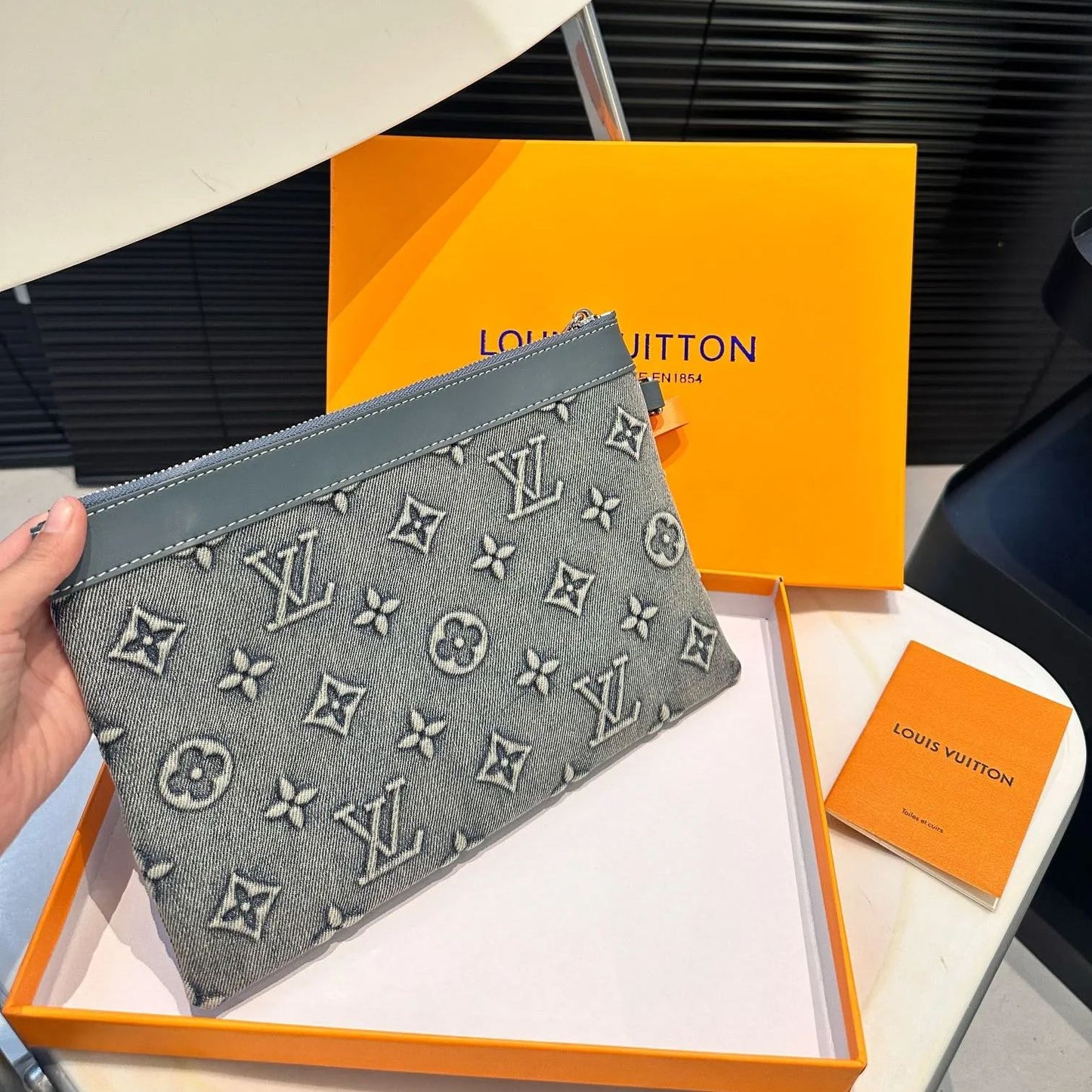 【LOUIS VUITTON】ファッションブロガーのマストアイテム、デニムハンドバッグ