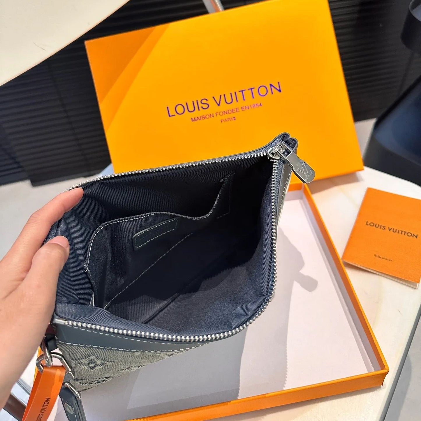 【LOUIS VUITTON】ファッションブロガーのマストアイテム、デニムハンドバッグ