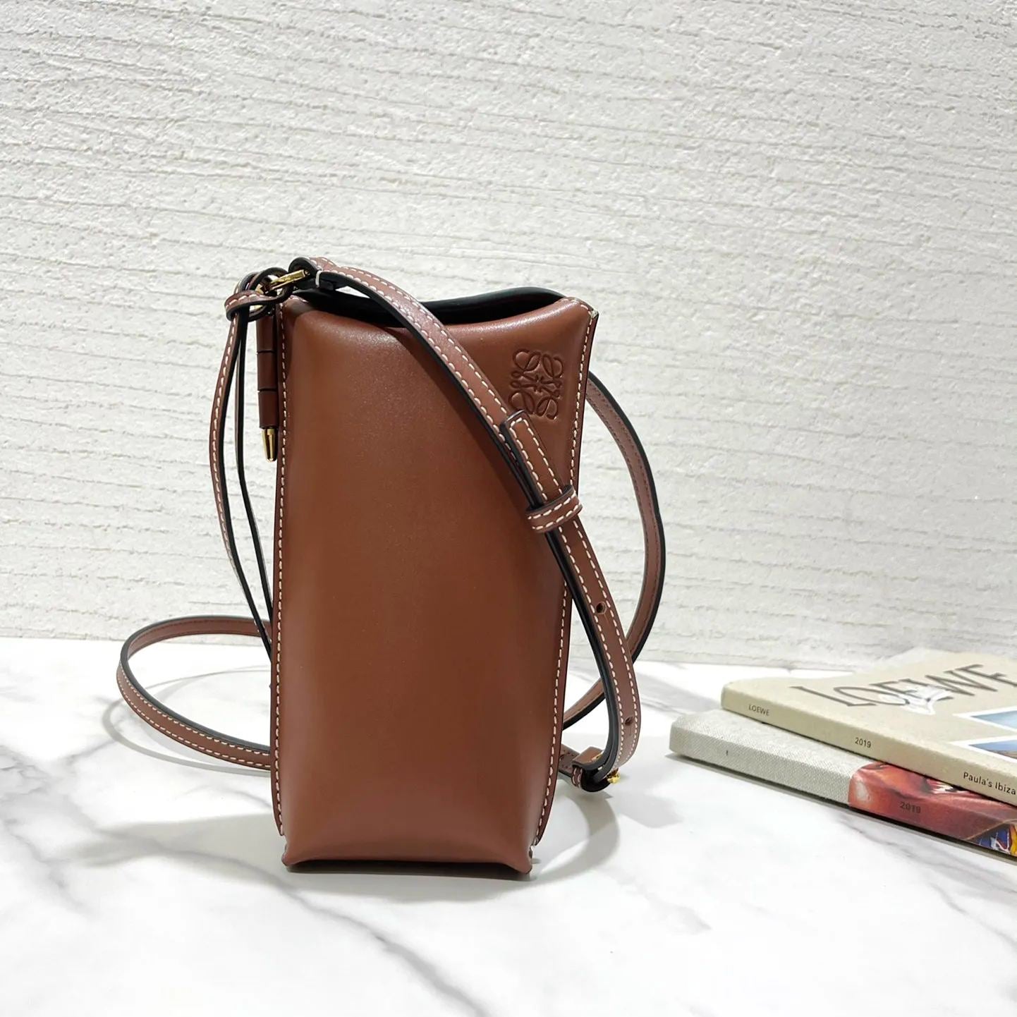 ★LOEWE★ゲートポケットシリーズクロスボディ携帯電話バッグ