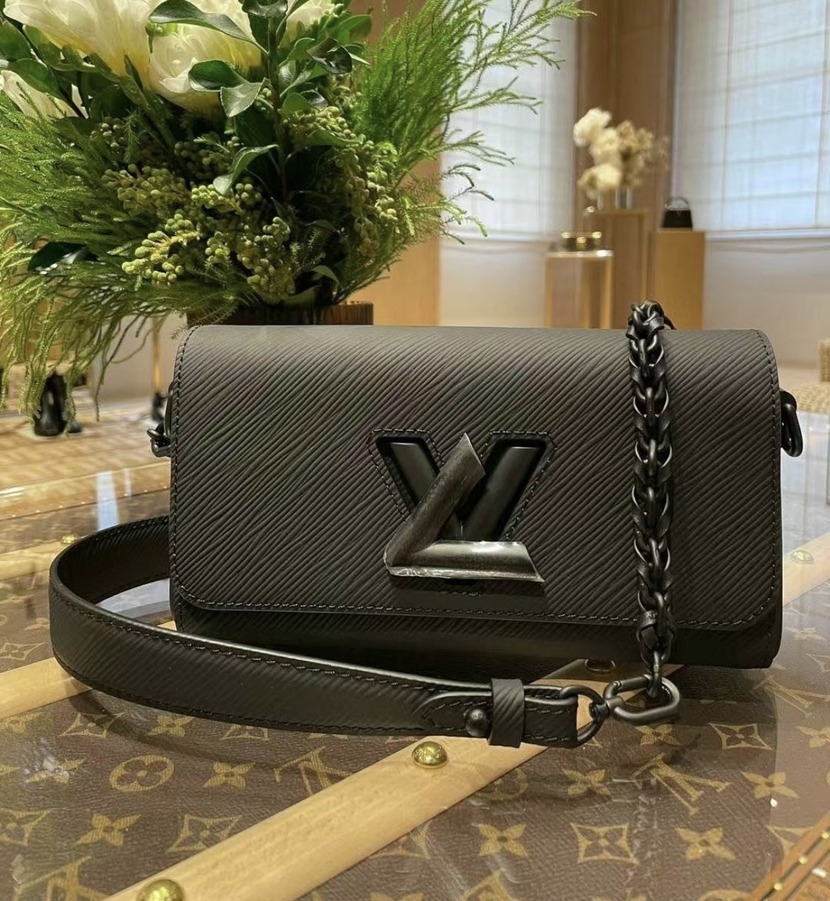 【フォルムがエレガント♪】Louis Vuitton★ツイスト WEST M25336