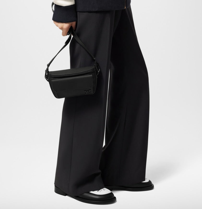 LouisVuitton《パイロット ウェアラブルウォレット》黒 DHL 直営  M83563M83560
