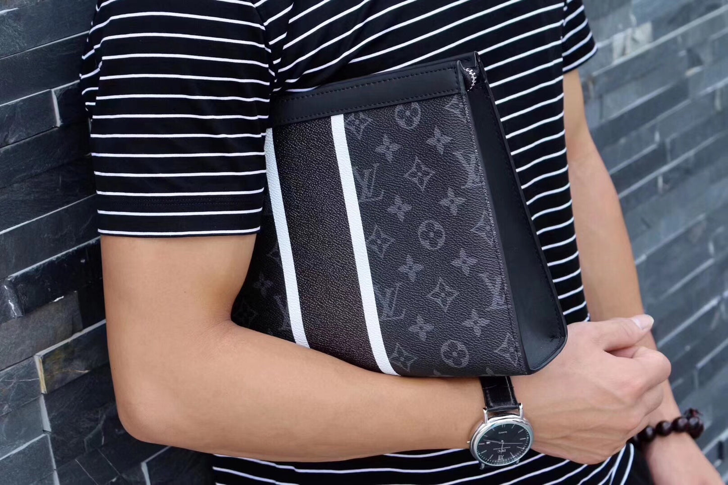 Louis Vuitton  力強いスタイルを備えた新しいミディアムサイズのハンドバッグ