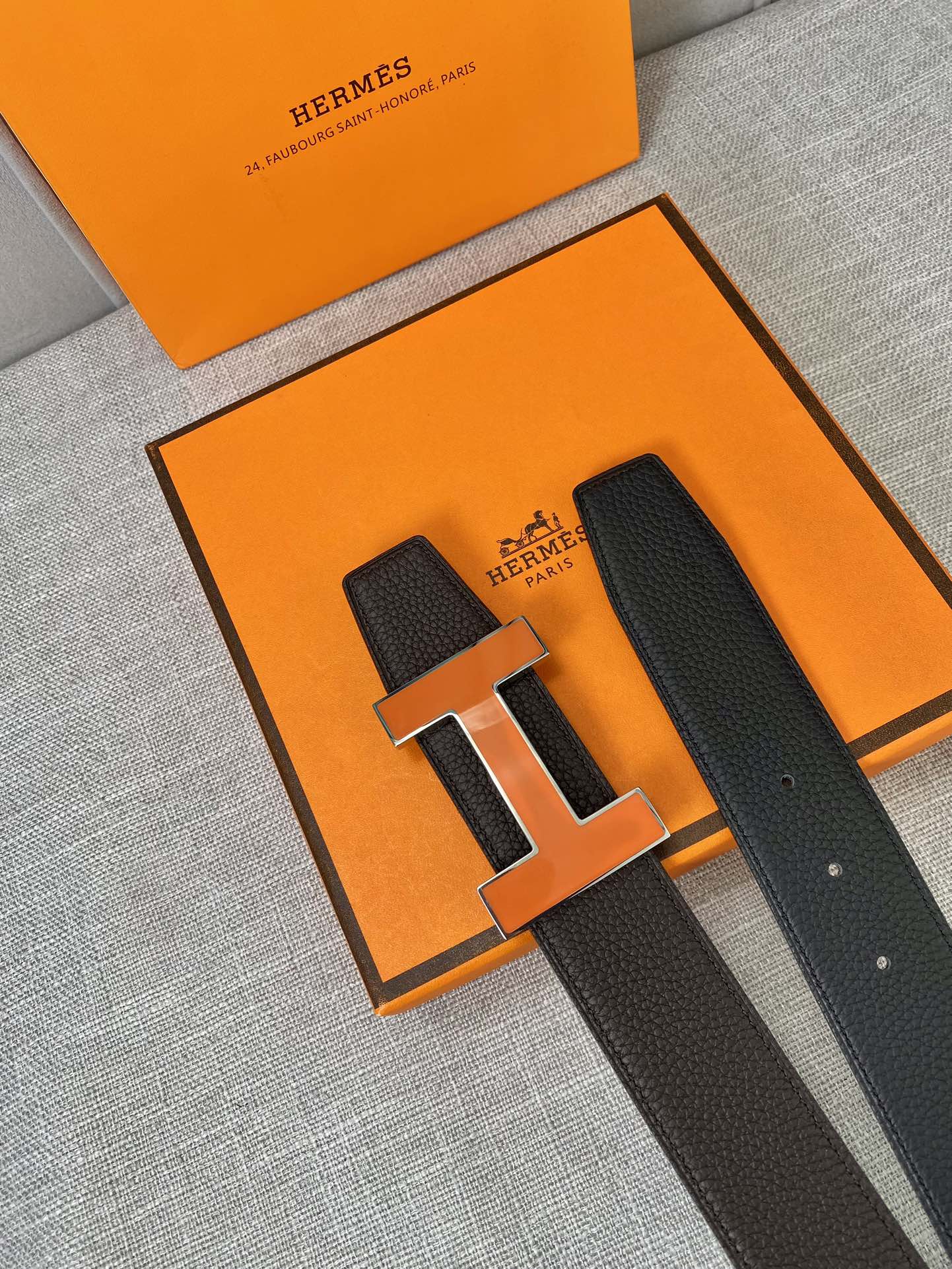 HERMES 両面カーフスキン、上質なスチール製ハードウェア、エナメルバックル、リバーシブル