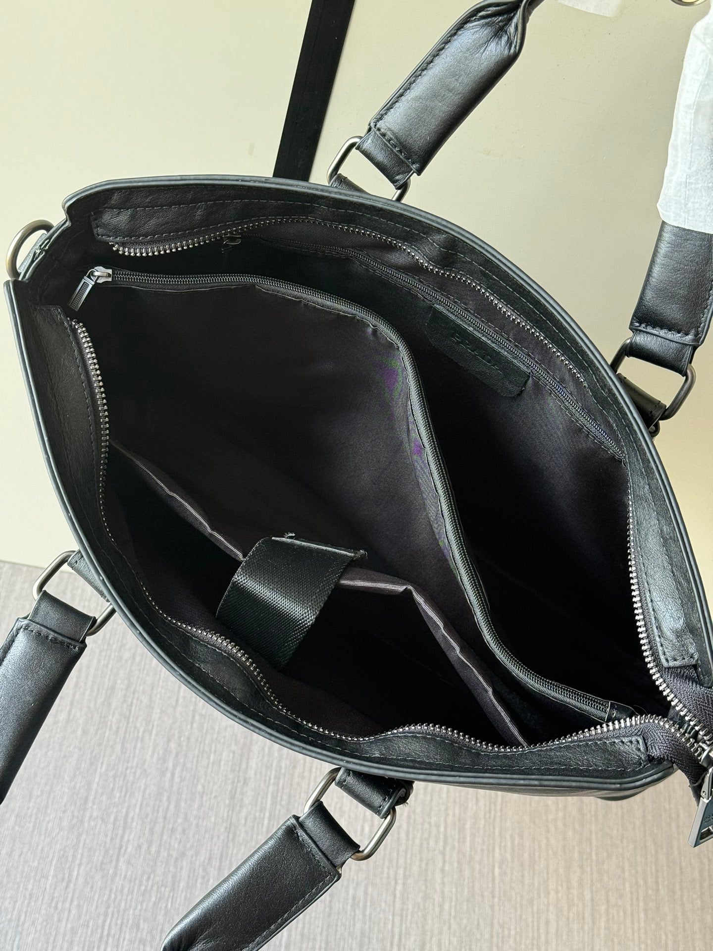【PRADA】2024年最新人気モデルプラダポータブルブリーフケース