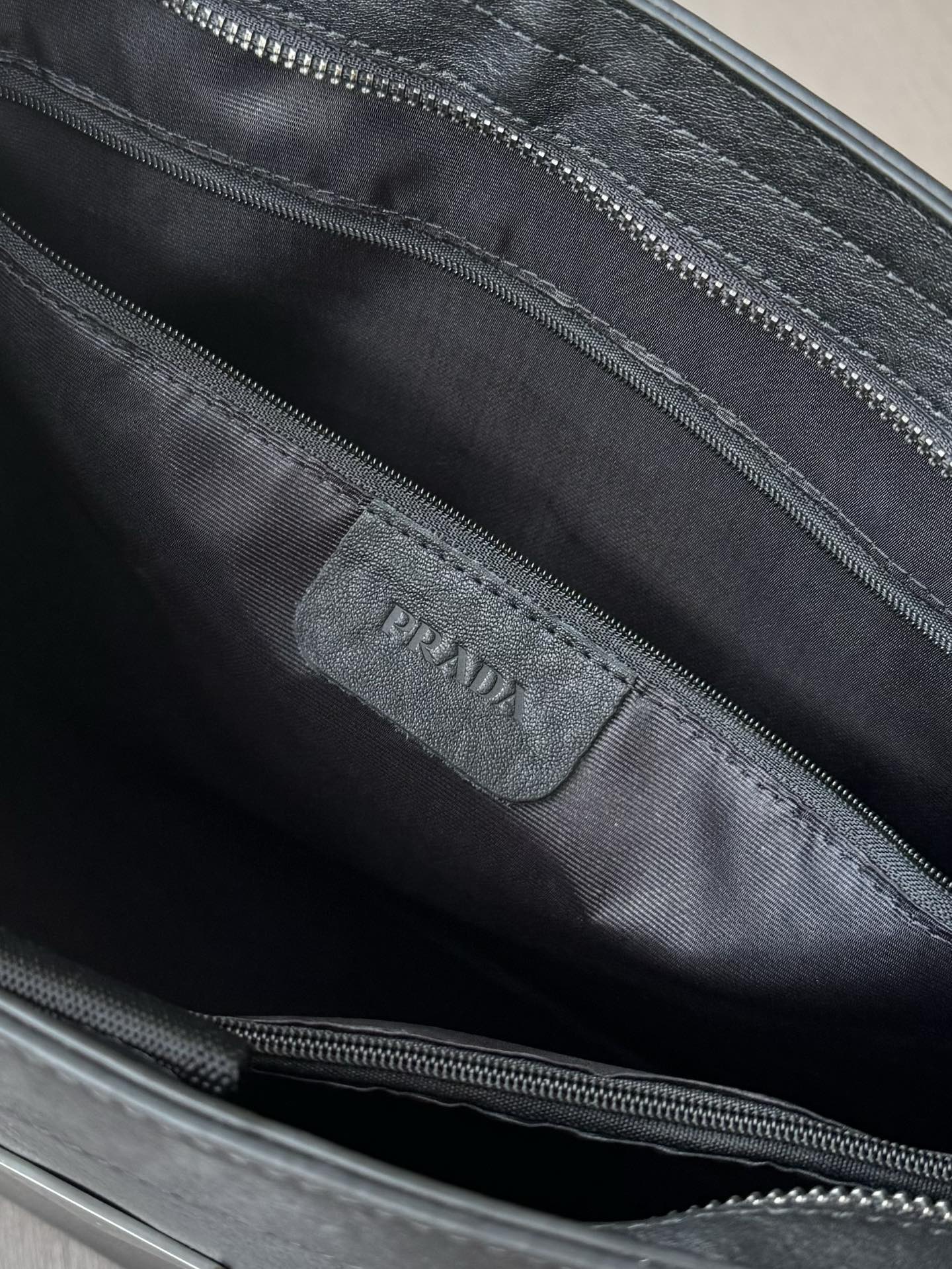 【PRADA】2024年最新人気モデルプラダポータブルブリーフケース