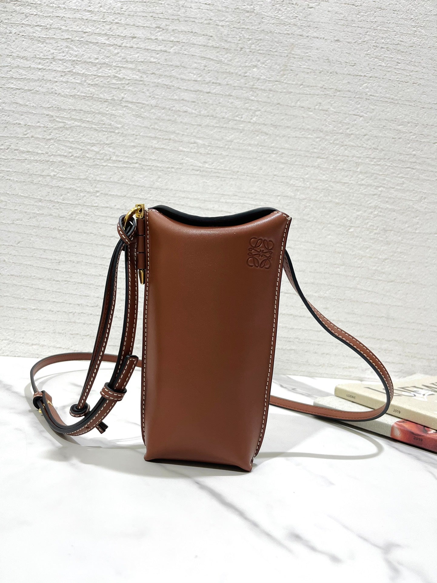 ★LOEWE★ゲートポケットシリーズクロスボディ携帯電話バッグ